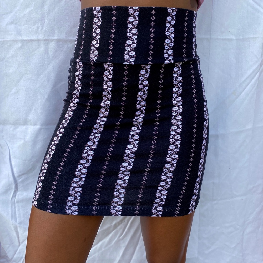 Charlottes Russe black patterned mini skirt